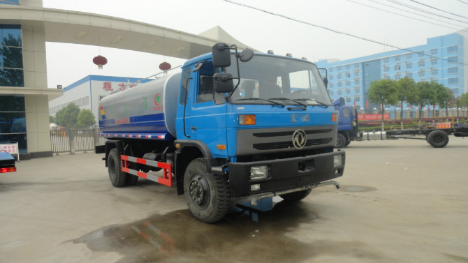 程力廠門 前的東風153<a href=http://www.hongyelong.com/ssc/ target=_blank class=infotextkey>灑水車</a>