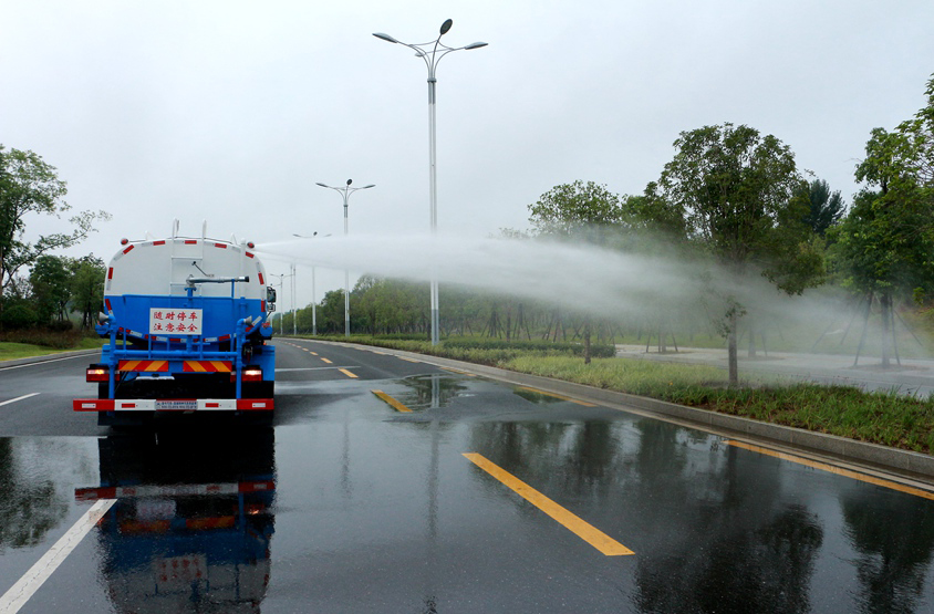 熱銷5噸東風環衛灑水車頂噴功能演示